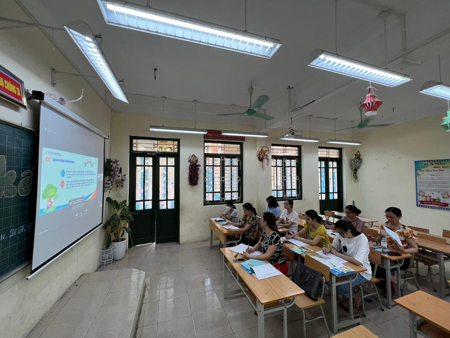 Nhà trường tổ chức tập huấn thay sách giáo khoa lớp 3 cho giáo viên. Nhà trường tổ chức tập huấn thay sách giáo khoa lớp 3 cho giáo viên.