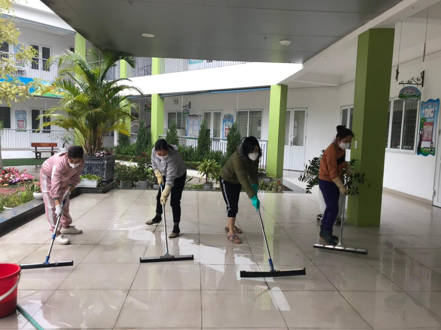 Tại Trường Mầm non Ánh Sao (Gia Lâm), công tác vệ sinh trường lớp được thực hiện liên tục. Tại Trường Mầm non Ánh Sao (Gia Lâm), công tác vệ sinh trường lớp được thực hiện liên tục.