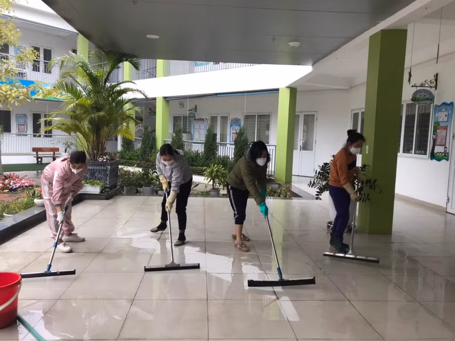 Tại Trường Mầm non Ánh Sao (Gia Lâm), công tác vệ sinh trường lớp được thực hiện liên tục.
