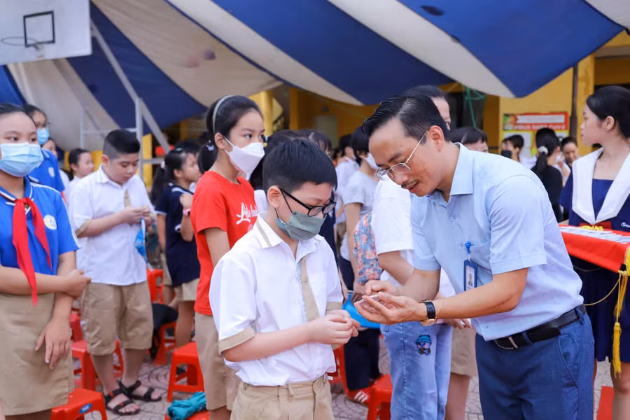 Thầy Hiệu trưởng Nguyễn Cao Cường cho biết, toàn trường có khoảng 1.500 học sinh với gần 400 em khối 6. Nhân ái là điều nhà trường mong thường trực ở các em. Hãy dành tình cảm tới những người thân trong gia đình, biết tôn trọng thầy cô, quan tâm quý mến bạn bè.