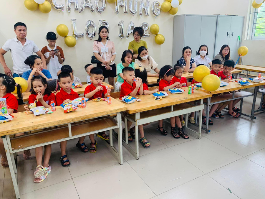 Nhiều vị phụ huynh vào lớp học, cùng chung vui, động viên con bước vào lớp 1. Nhiều vị phụ huynh vào lớp học, cùng chung vui, động viên con bước vào lớp 1.