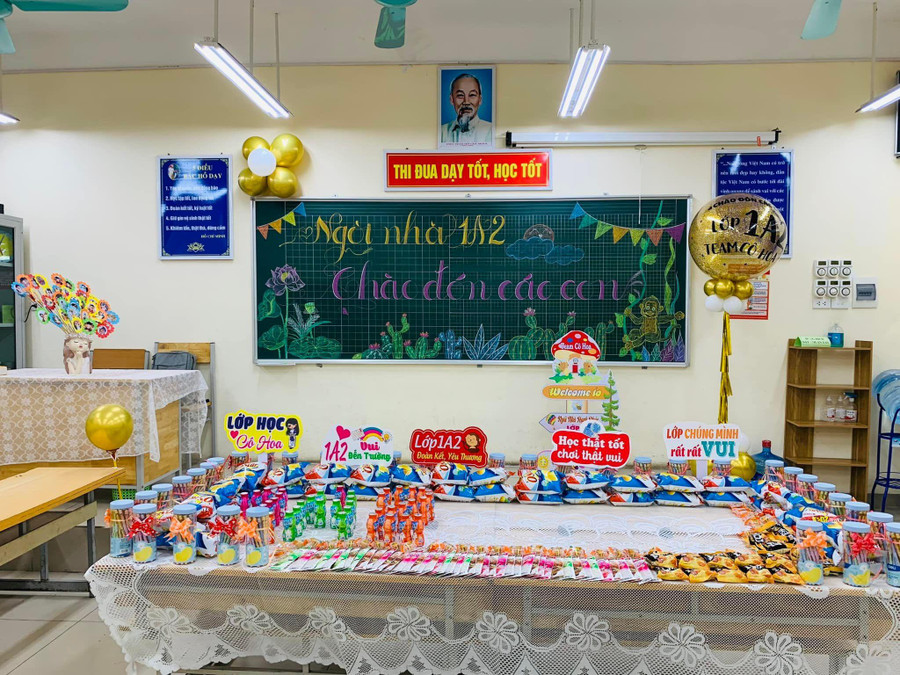 Trong lớp, các cô giáo và phụ huynh đã chuẩn bị những món quà nhỏ để cô trò cùng liên hoan nhân ngày tựu trường. Trong lớp, các cô giáo và phụ huynh đã chuẩn bị những món quà nhỏ để cô trò cùng liên hoan nhân ngày tựu trường.