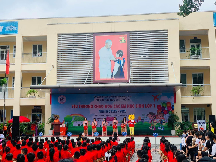 Các cô giáo chủ nhiệm khối 1 lên nhận lớp. Các cô giáo chủ nhiệm khối 1 lên nhận lớp.