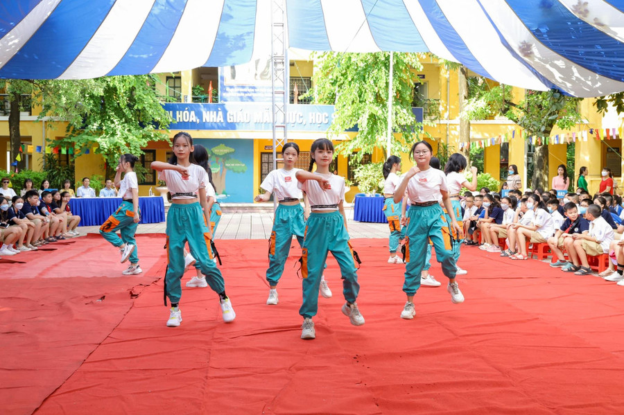 Tại Trường THCS Thái Thịnh (quận Đống Đa), ngay từ đầu tháng 8 trường đã đón các em học sinh lớp 6 tựu trường với không khí phấn khởi. Tại Trường THCS Thái Thịnh (quận Đống Đa), ngay từ đầu tháng 8 trường đã đón các em học sinh lớp 6 tựu trường với không khí phấn khởi.