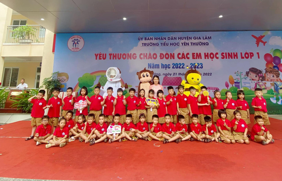 Khoảnh khắc cô trò cùng bên nhau để bắt đầu một hành trình mới. Khoảnh khắc cô trò cùng bên nhau để bắt đầu một hành trình mới.
