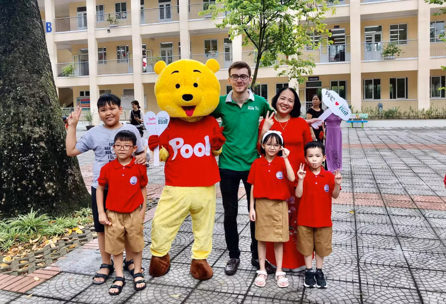 Cô Hiệu trưởng Lê Thị Hà chụp ảnh cùng các tân học sinh lớp 1 năm học 2022-2023.