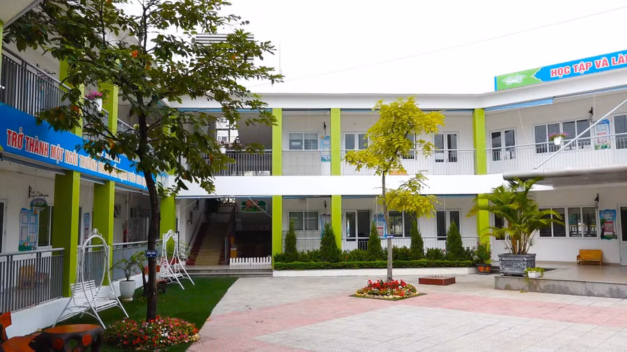 Khuôn viên của Trường Mầm non Ánh Sao luôn sạch sẽ ngay cả những lúc vắng trẻ.