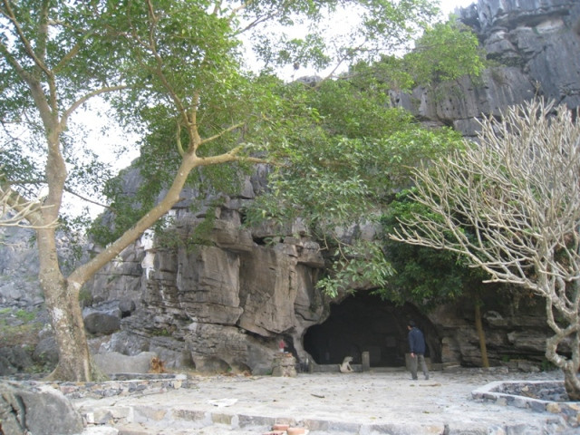 Động Hồ Công còn được mệnh danh là động đẹp nhất trong 36 động ở nước Nam, nơi còn lưu giữ rất nhiều bài thơ được khắc trên vách đá của vua Lê, chúa Trịnh. Động Hồ Công còn được mệnh danh là động đẹp nhất trong 36 động ở nước Nam, nơi còn lưu giữ rất nhiều bài thơ được khắc trên vách đá của vua Lê, chúa Trịnh.