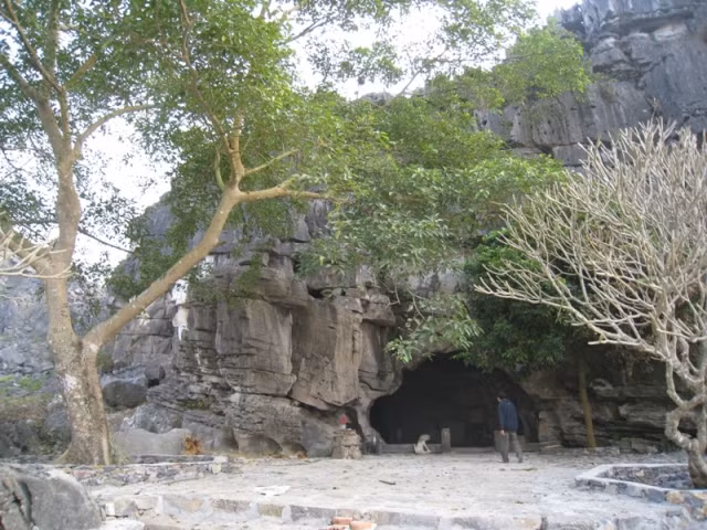 Động Hồ Công còn được mệnh danh là động đẹp nhất trong 36 động ở nước Nam, nơi còn lưu giữ rất nhiều bài thơ được khắc trên vách đá của vua Lê, chúa Trịnh.