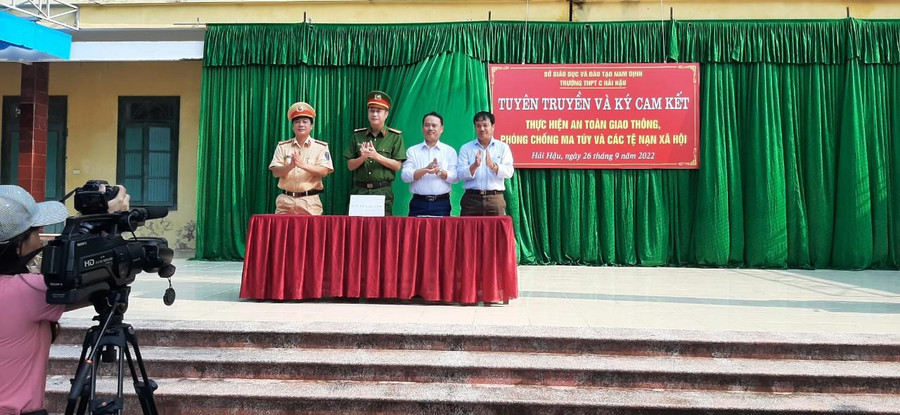 Các đại biểu thực hiện ký giao ước về đảm bảo an ninh, an toàn trường học năm học 2022-2023. Các đại biểu thực hiện ký giao ước về đảm bảo an ninh, an toàn trường học năm học 2022-2023.