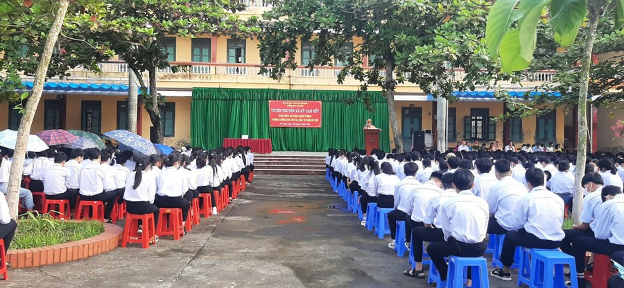 Các em học sinh được nghe chia sẻ từ trung tá Vũ Đức Đạt đến từ Công an huyện Hải Hậu về Luật Giao thông đường bộ cũng như phòng tránh các tệ nạn xã hội. Các em học sinh được nghe chia sẻ từ trung tá Vũ Đức Đạt đến từ Công an huyện Hải Hậu về Luật Giao thông đường bộ cũng như phòng tránh các tệ nạn xã hội.