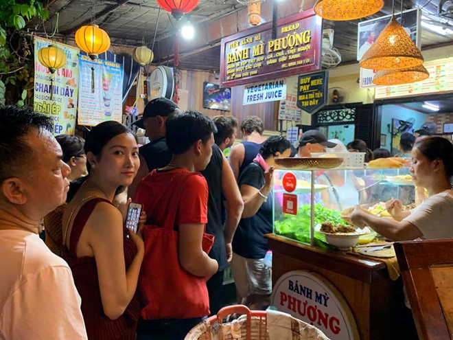 Khoảnh khắc Yến Phương xếp hàng mua bánh mì phố cổ được Lam Trường ghi lại. Khoảnh khắc Yến Phương xếp hàng mua bánh mì phố cổ được Lam Trường ghi lại.