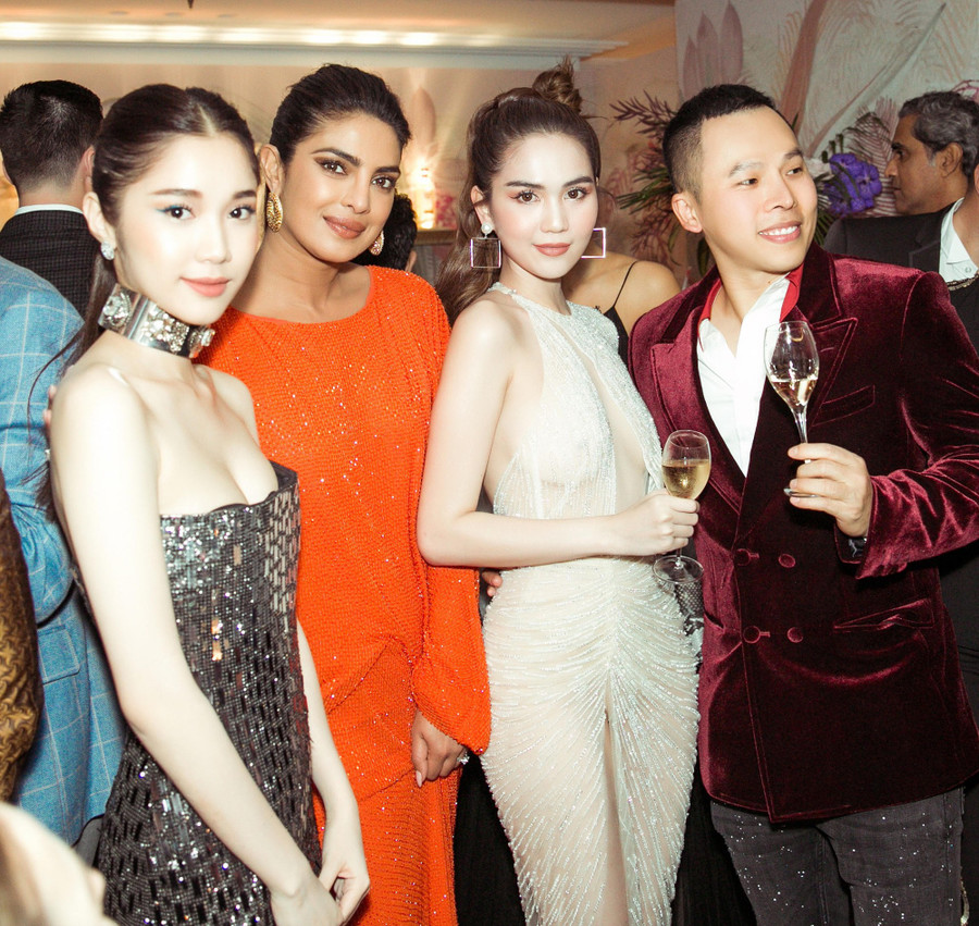 Tại buổi tiệc, Ngọc Trinh hội ngộ cặp đôi nổi tiếng thế giới Nick Jonas và Priyanka Chopra (váy cam).