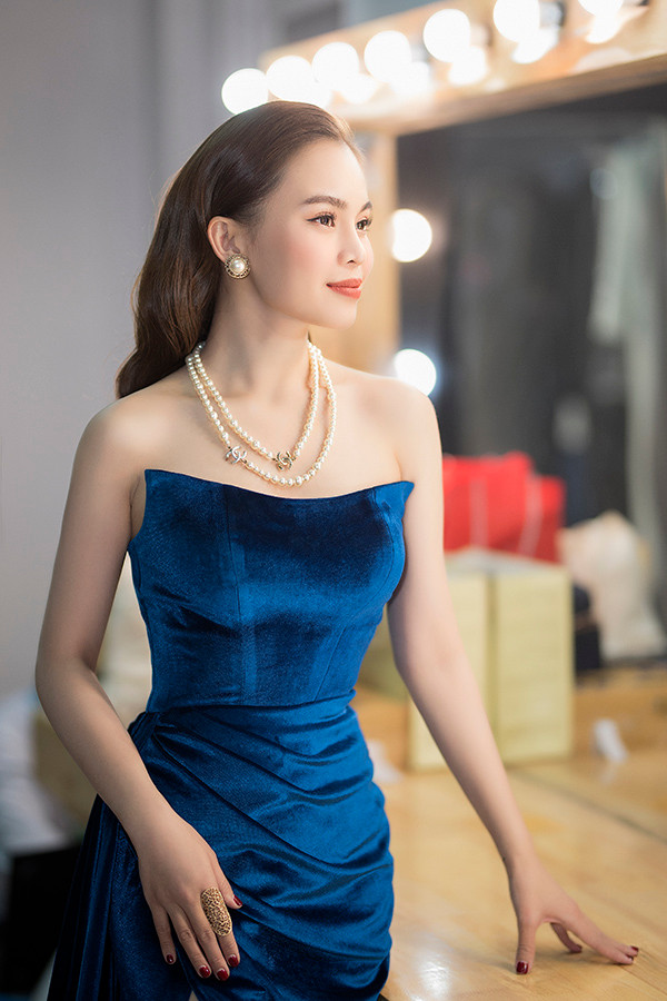 Mỗi lần xuất hiện, nữ ca sĩ đều đầu tư chỉn chu về trang phục, phụ kiện, trang điểm và làm tóc. Mỗi lần xuất hiện, nữ ca sĩ đều đầu tư chỉn chu về trang phục, phụ kiện, trang điểm và làm tóc.