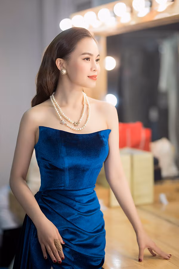 Mỗi lần xuất hiện, nữ ca sĩ đều đầu tư chỉn chu về trang phục, phụ kiện, trang điểm và làm tóc.