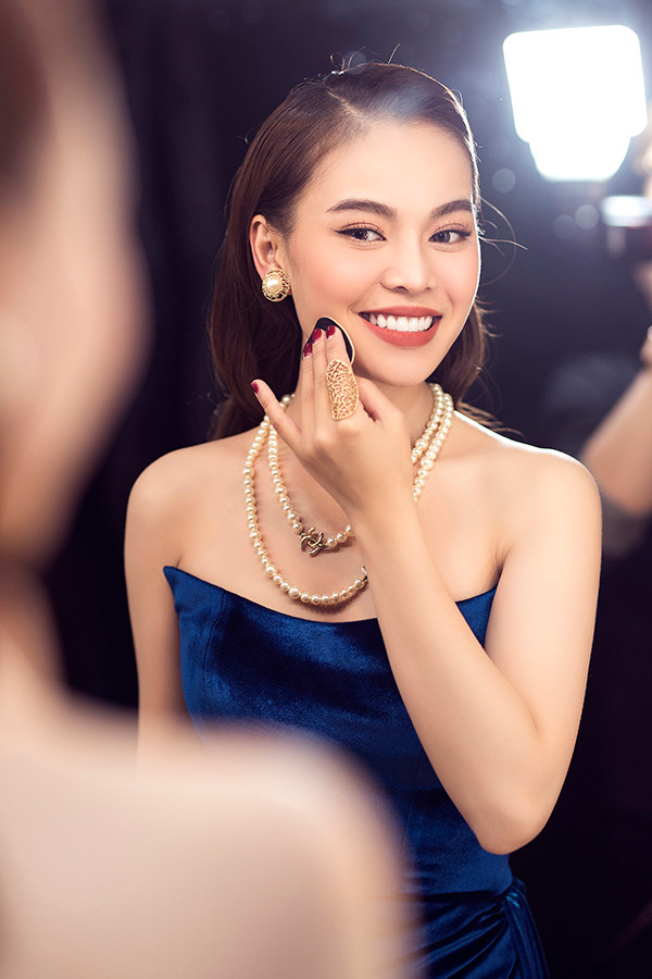 Đẹp hơn, mặn mà hơn, gợi cảm hơn là những gì rất dễ cảm nhận về Giang Hồng Ngọc sau một chặng đường trở lại với gameshow trên sóng truyền hình. Đẹp hơn, mặn mà hơn, gợi cảm hơn là những gì rất dễ cảm nhận về Giang Hồng Ngọc sau một chặng đường trở lại với gameshow trên sóng truyền hình.