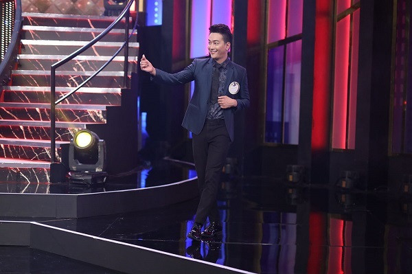 Anh cũng không sử dụng nghệ danh Ti Ti, mà lấy tên thật của mình là Linh Phương để giới thiệu trước mọi người.