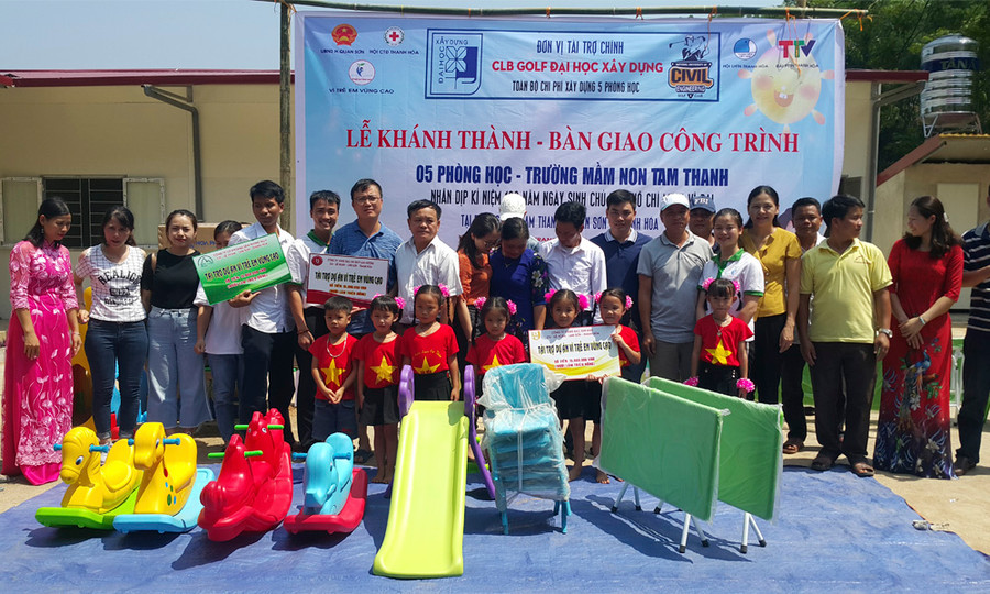 Nhiều phần quà thiết thực được chuyển đến các em học sinh vùng cao. Nhiều phần quà thiết thực được chuyển đến các em học sinh vùng cao.