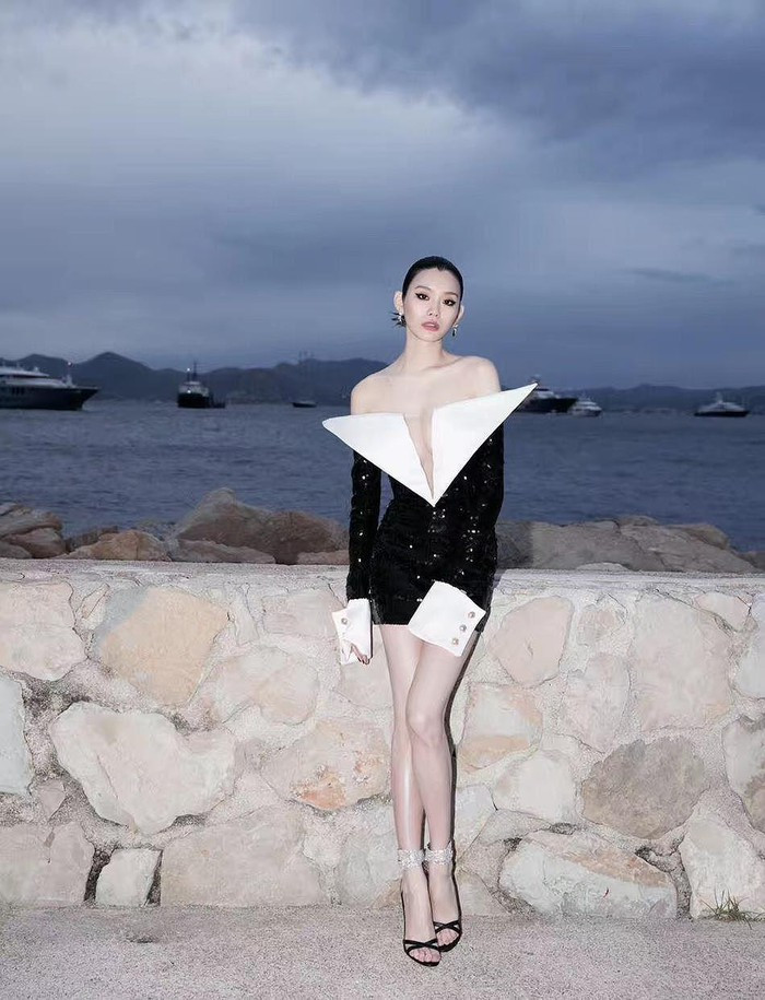 Bộ váy giúp cô khoe triệt để thân hình mảnh mai, nuột nà và đôi chân dài miên man.