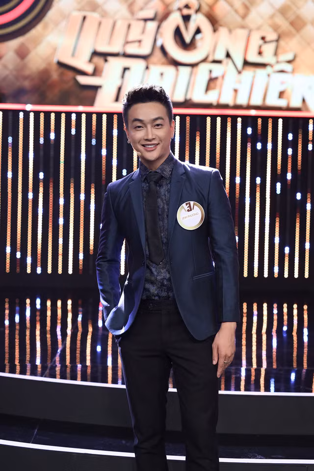 Không còn mái tóc màu mè cắt lởm chởm hay những bộ đồ diêm dúa, Ti Ti trở nên điển trai hơn bao giờ hết, với tóc undercut gọn gàng, cùng bộ vest sang trọng.