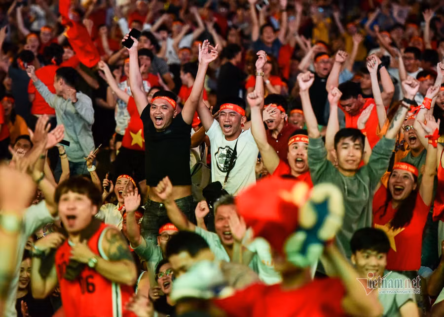 Tối nay, người hâm mộ tại TP.HCM lại được sống trong bầu không khí cuồng nhiệt trận đấu lượt vềvòng loại thứ hai World Cup 2022 giữa tuyển Việt Nam và Thái Lan