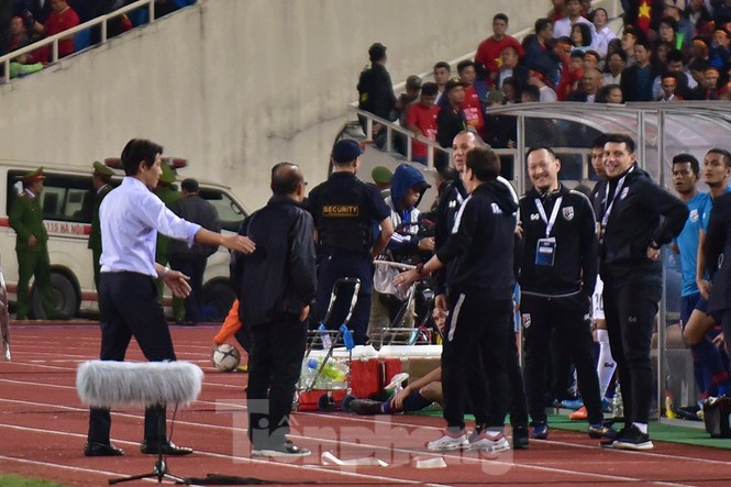 HLV Park Hang Seo nổi cơn tam bành vì đòn tâm lý của đối phương ảnh 2 HLV Park Hang Seo nổi cơn tam bành vì đòn tâm lý của đối phương - ảnh 3