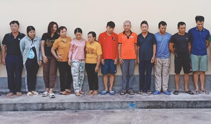 Các đối tượng trong đường dây đánh bạc bị bắt giữ. Các đối tượng trong đường dây đánh bạc bị bắt giữ.
