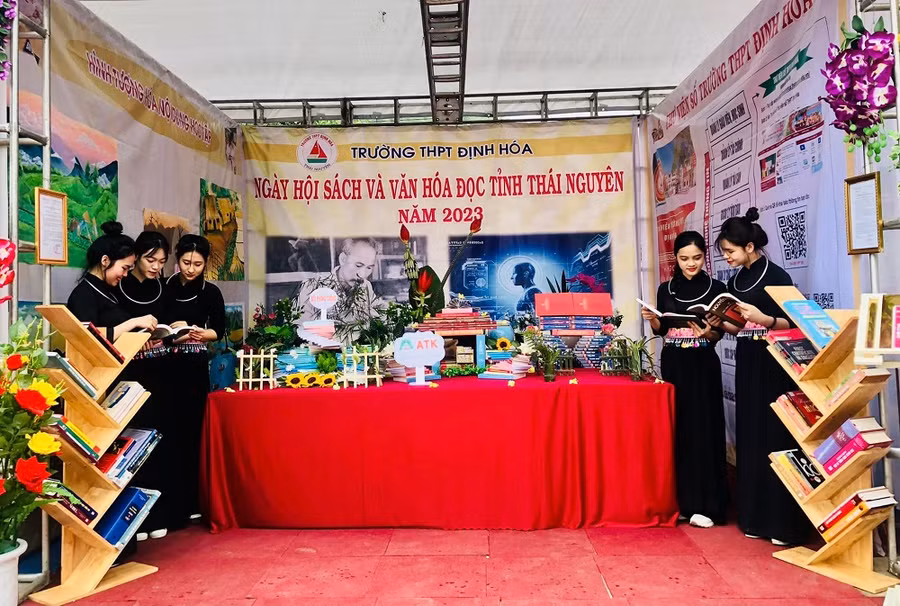 Không gian trưng bày mô hình sách nghệ thuật của trường THPT Định Hóa.