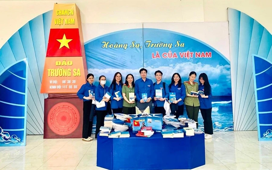 Vun đắp tình yêu biển đảo cho thế hệ trẻ.