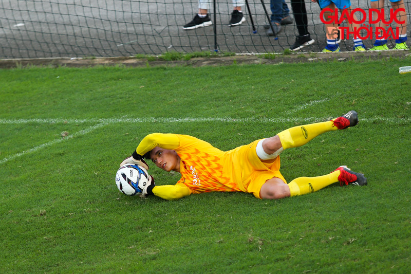 Thủ môn Bùi Tiến Dũng sau khi bị "gạt" khỏi danh sách đội tuyển Việt Nam, nhiều khả năng sẽ bắt chính cho đội U23.