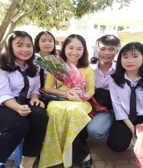 Cô giáo Nguyễn Thanh Bình cùng học trò (ảnh nhân vật cung cấp) Cô giáo Nguyễn Thanh Bình cùng học trò (ảnh nhân vật cung cấp)