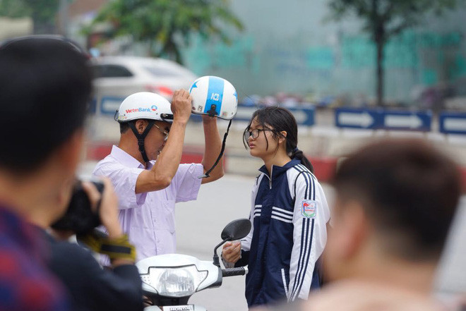 Chùm ảnh cảm động: Phụ huynh mệt mỏi, gục trên xe máy chờ con thi vào lớp 10 - Ảnh 4. Chùm ảnh cảm động: Phụ huynh mệt mỏi, gục trên xe máy chờ con thi vào lớp 10 - Ảnh 4.