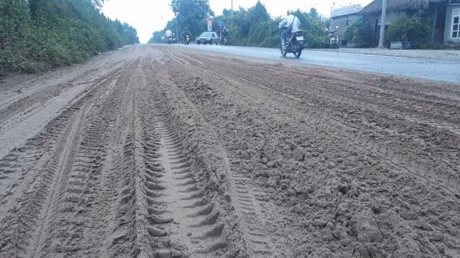 Cận cảnh đại lộ hiện đại nhất Thủ đô ngập bùn đất, rác thải