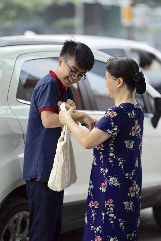 Chùm ảnh cảm động: Phụ huynh mệt mỏi, gục trên xe máy chờ con thi vào lớp 10 - Ảnh 4. Chùm ảnh cảm động: Phụ huynh mệt mỏi, gục trên xe máy chờ con thi vào lớp 10 - Ảnh 4.