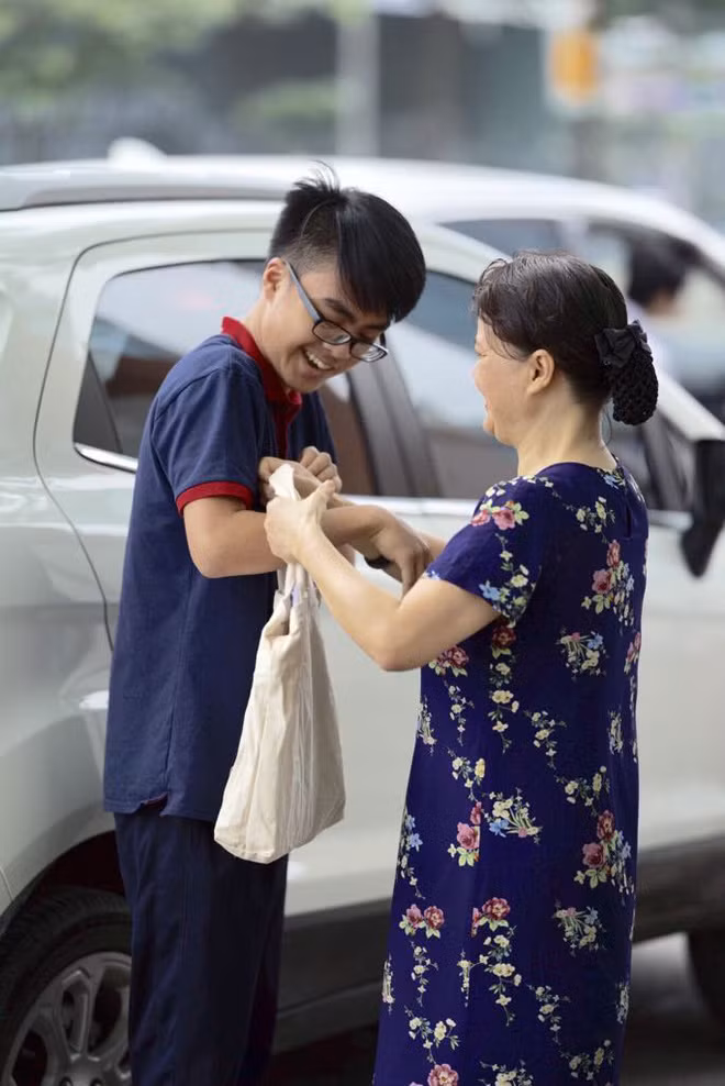 Chùm ảnh cảm động: Phụ huynh mệt mỏi, gục trên xe máy chờ con thi vào lớp 10 - Ảnh 4.