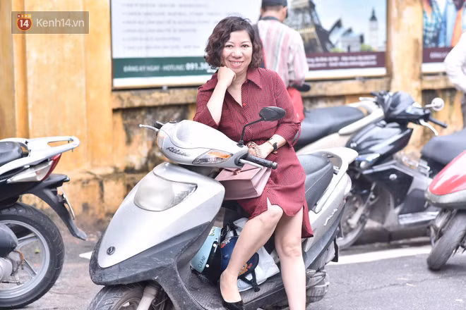 Chùm ảnh cảm động: Phụ huynh mệt mỏi, gục trên xe máy chờ con thi vào lớp 10 - Ảnh 10.