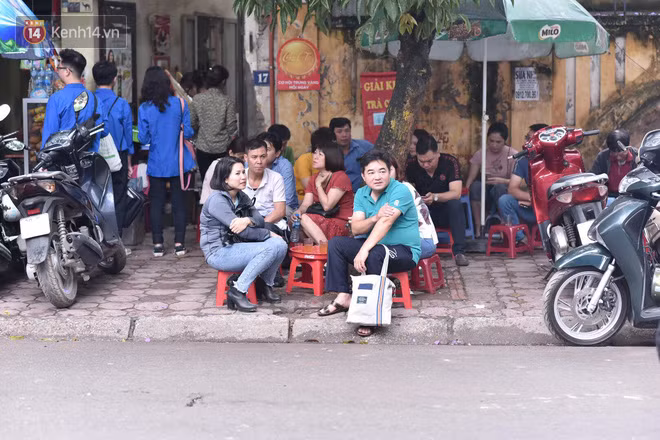 Chùm ảnh cảm động: Phụ huynh mệt mỏi, gục trên xe máy chờ con thi vào lớp 10 - Ảnh 6.