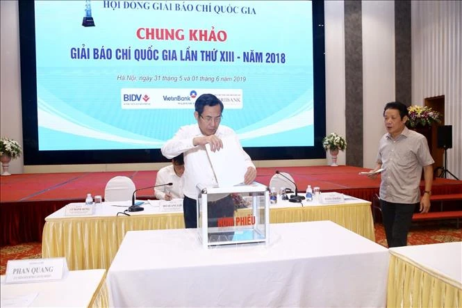 Thành viên giám khảo bỏ phiếu chấm Chung khảo Giải báo chí Quốc lần thứ XIII - năm 2018. Ảnh: Minh Quyết/TTXVN