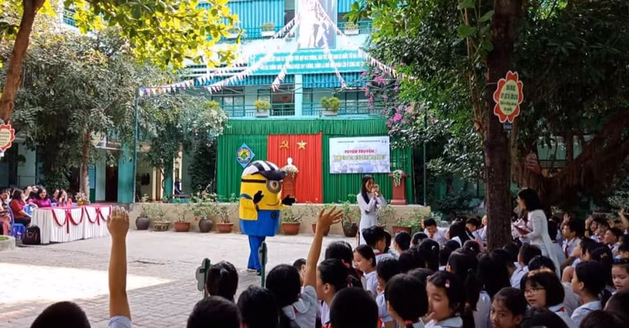 HS Trường Tiểu học Núi Thành hào hứng tham gia chương trình Minion cùng các em phòng chống xâm hại tình dục.