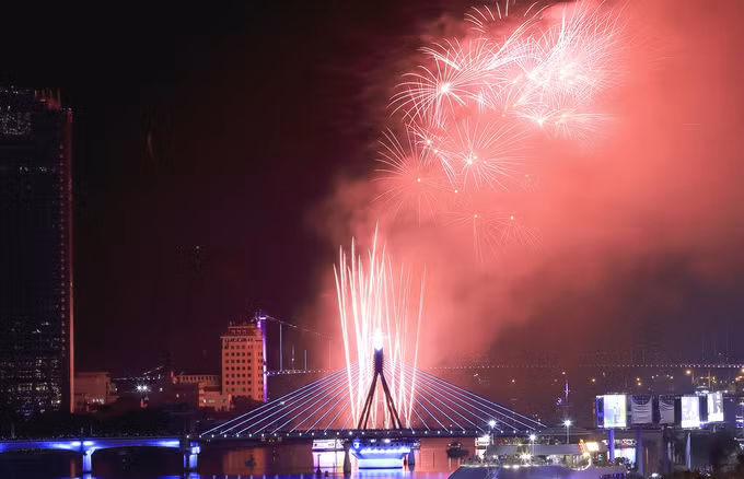 Việt Nam khai tiệc pháo hoa quốc tế trên sông Hàn