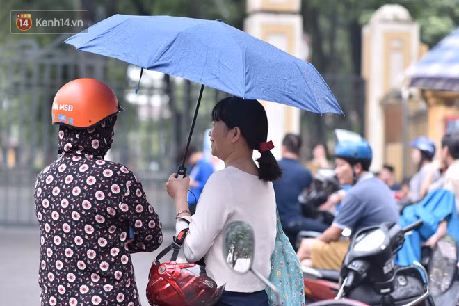 Chùm ảnh cảm động: Phụ huynh mệt mỏi, gục trên xe máy chờ con thi vào lớp 10 - Ảnh 5.