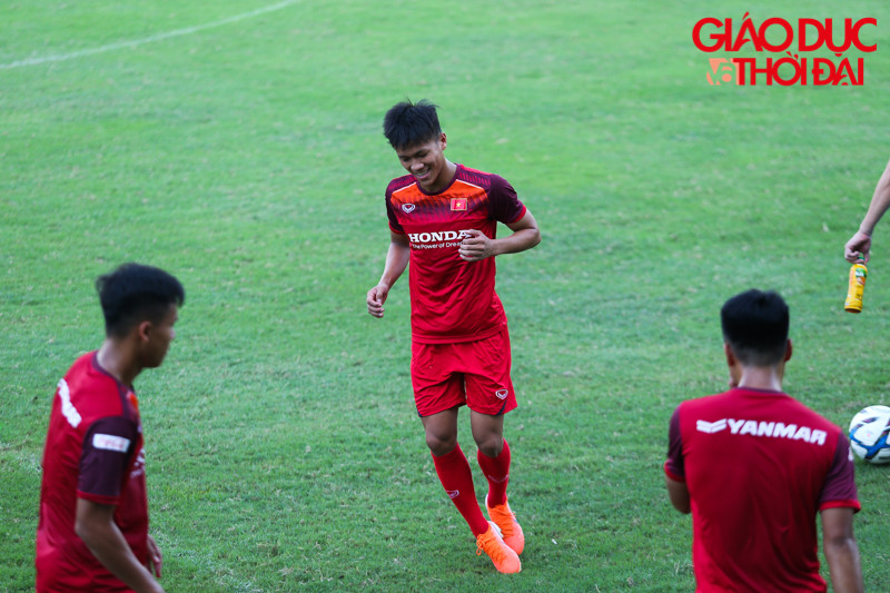 Trong buổi tập chiều ngay hôm nay (2/6), ban huấn luyện cho các cầu thủ trẻ tập các bài tập chuyền bóng, chạy chỗ và các bài tập chiến thuật.