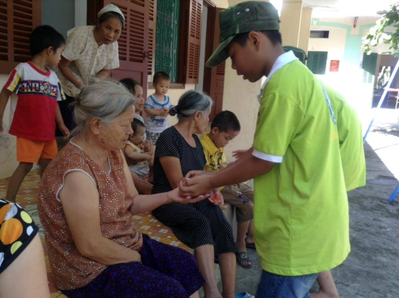 Tặng quà người già neo đơn – Cách giáo dục ý thức, tâm hồn hiệu quả cho HS. Ảnh: Đức Trí. Tặng quà người già neo đơn – Cách giáo dục ý thức, tâm hồn hiệu quả cho HS. Ảnh: Đức Trí.