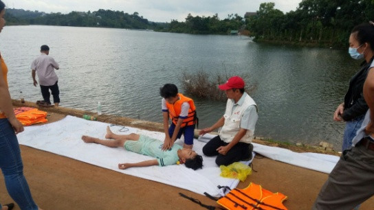 Học sinh không chỉ cần được học kiến thức về phòng, chống tai nạn đuối nước, mà còn cần được học cứu hộ, cứu nạn đuối nước đúng cách Học sinh không chỉ cần được học kiến thức về phòng, chống tai nạn đuối nước, mà còn cần được học cứu hộ, cứu nạn đuối nước đúng cách