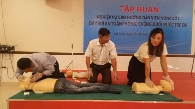 Chuyên gia Nguyễn Văn Lưu (giữa) hướng dẫn tập huấn nghiệp vụ cho hướng dẫn viên nòng cốt về dạy bơi an toàn và phòng, chống đuối nước trẻ em