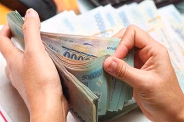 Tiêu tiền không rõ nguồn gốc của chồng, vợ sẽ bị mắc tội