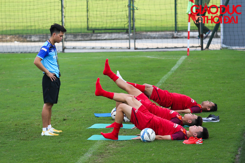 Tiền vệ Nguyễn Hoàng Đức xuất hiện trong buổi tập với U23 Việt Nam trong chiều ngày hôm nay. Tuy nhiên, chấn thương háng chưa thể hồi phục khiến cầu thủ thuộc CLB Viettel phải tập riêng và khó có thể góp mặt trong trận thi đấu giao hữu với Myanmar tới đây.