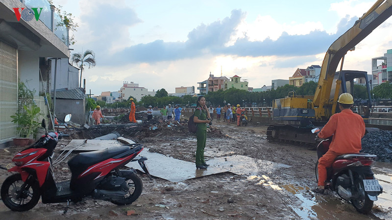 1 cong nhan bi cot dien de trung nguoi tu vong tai cho hinh 1