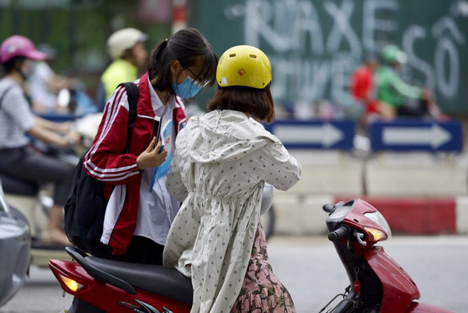 Chùm ảnh cảm động: Phụ huynh mệt mỏi, gục trên xe máy chờ con thi vào lớp 10 - Ảnh 4. Chùm ảnh cảm động: Phụ huynh mệt mỏi, gục trên xe máy chờ con thi vào lớp 10 - Ảnh 4.