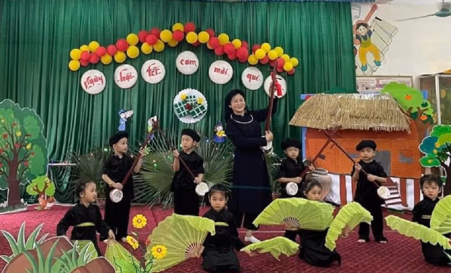 Một tiết mục hát then có sự tham gia của cô và trò trường mầm non Đồng Tâm.